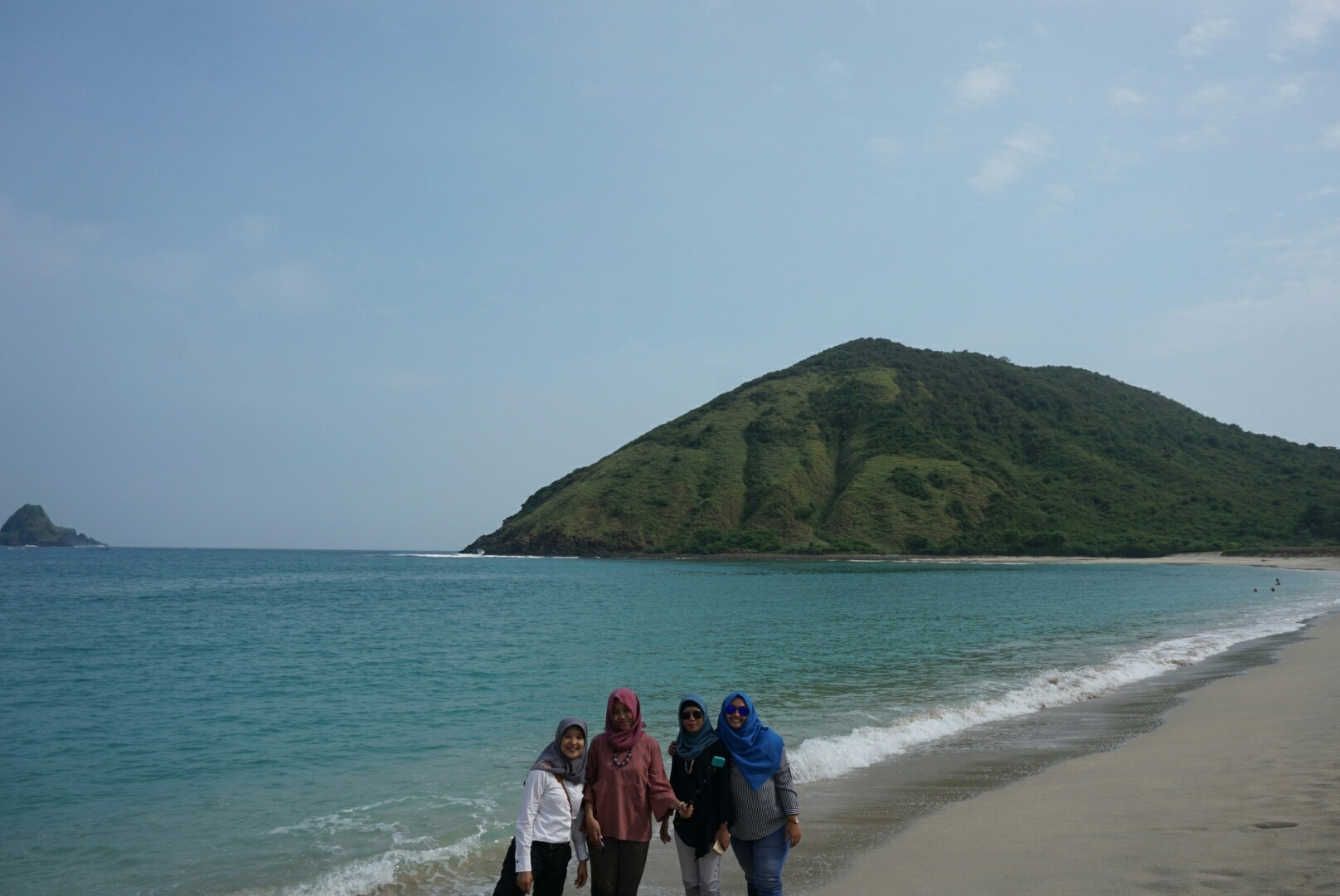 Team Synergy foto bersama di Pantai Mawun